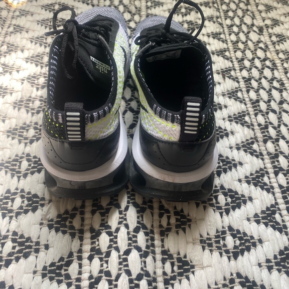 Nike - Picture 4 of 7